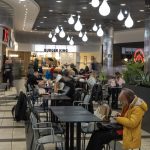 zdjęcie food courtu w PH Zakopianka na którym widoczny jest Burger King