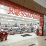 witryna i wejście do drogerii rossmann w ph zakopianka