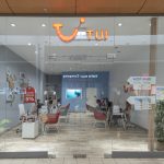 witryna i wejście do biura turystycznego tui w ph zakopianka