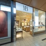 witryna i wejście do salonu YES w ph zakopianka