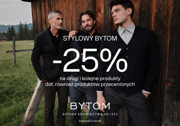Trzech mężczyzn w stylizacjach marki BYTOM. Na grafice informacja o 25% rabatu na drugi i kolejne produkty, również przecenione.