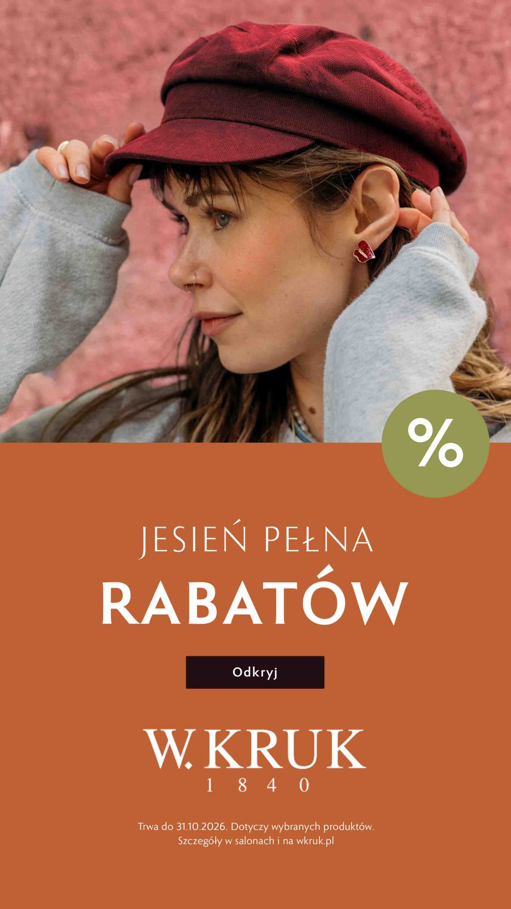 Kobieta w bordowej czapce i kolczyku w kształcie serca na grafice W.KRUK z hasłem „Jesień pełna rabatów”. Promocja na wybrane produkty do 31.10.2026.