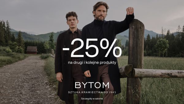 Dwaj mężczyźni w jesiennych płaszczach na tle gór. BYTOM: 25% rabatu na drugi i kolejne produkty.