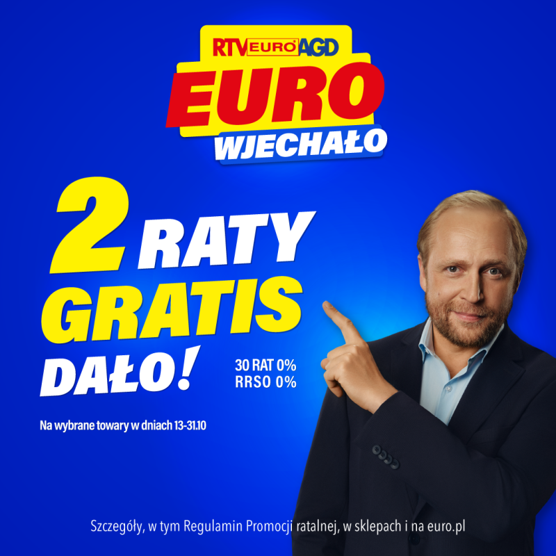 Mężczyzna wskazuje hasło RTV EURO AGD „2 raty gratis”. Promocja na wybrane towary: 30 rat 0%, RRSO 0%, od 13 do 31 października.