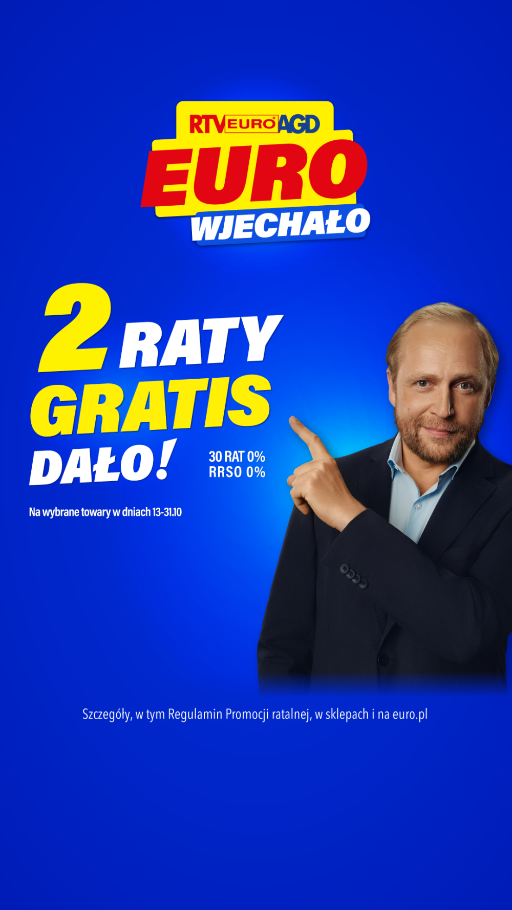 Mężczyzna wskazuje hasło RTV EURO AGD „2 raty gratis”. Promocja na wybrane towary: 30 rat 0%, RRSO 0%, od 13 do 31 października.