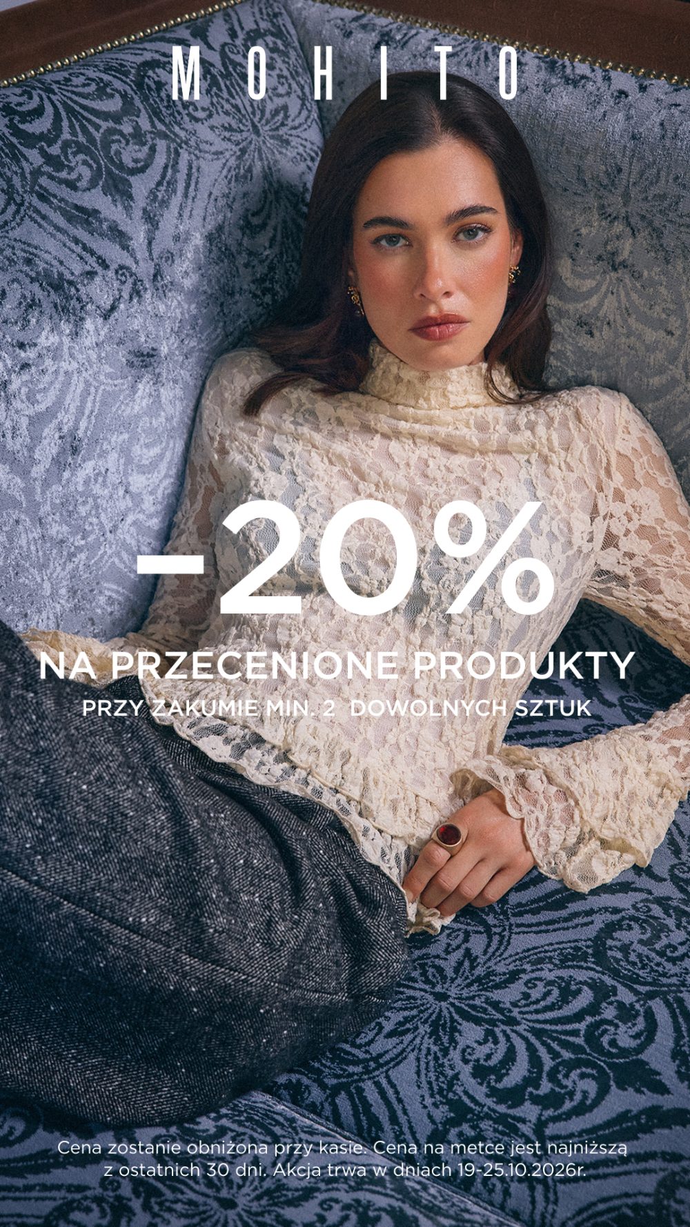 Modelka w kremowej koronkowej bluzce. MOHITO: 20% rabatu na przecenione produkty przy zakupie minimum 2 dowolnych sztuk, 19–25.10.2026.